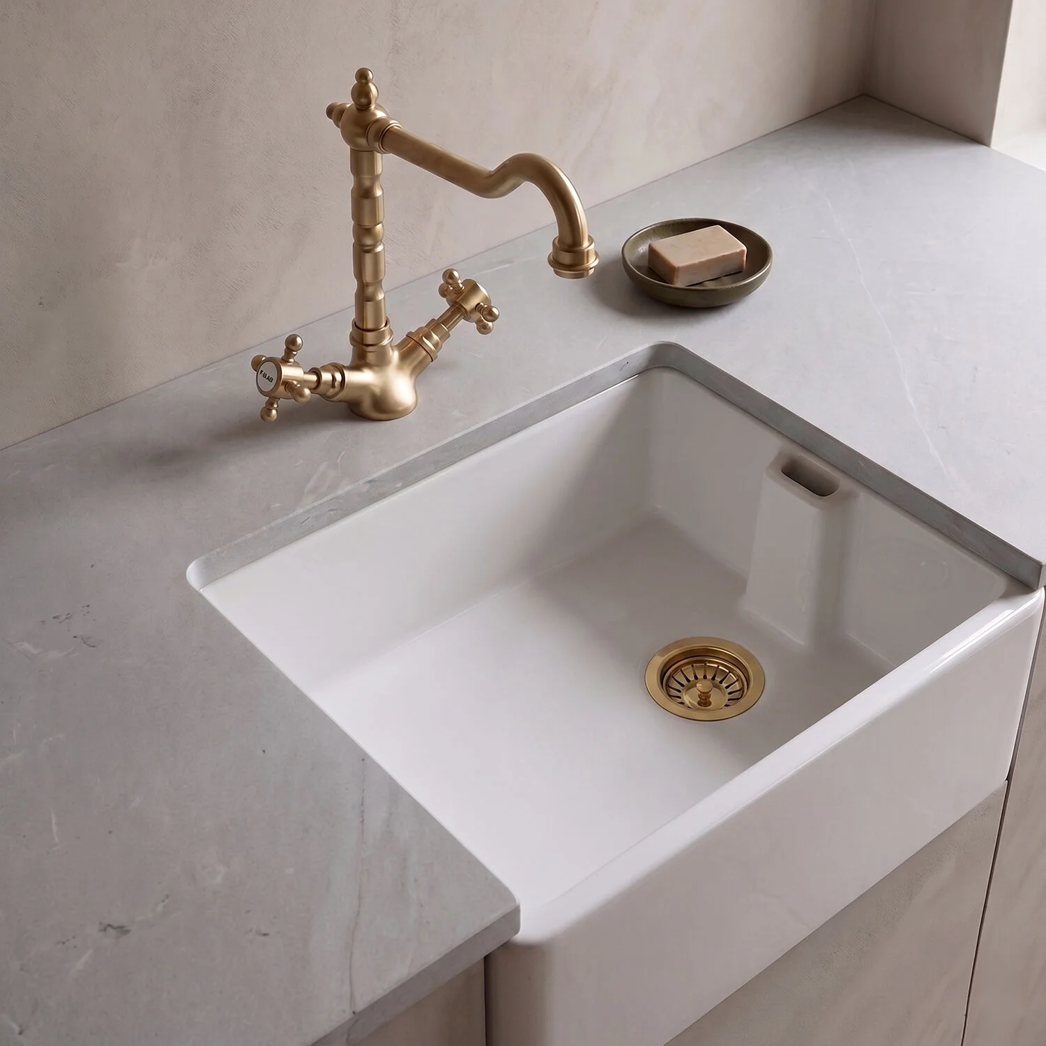 Traditional Fireclay Kitchen Bundle: 1 Bowl Belfast Butler Sink with Strainer Waste & French Classic Tap, 595mm - Brushed Brass - Image 2